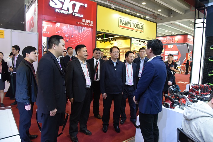 郭元強(qiáng)副省長視察匯鴻集團(tuán)廣交會(huì)展位