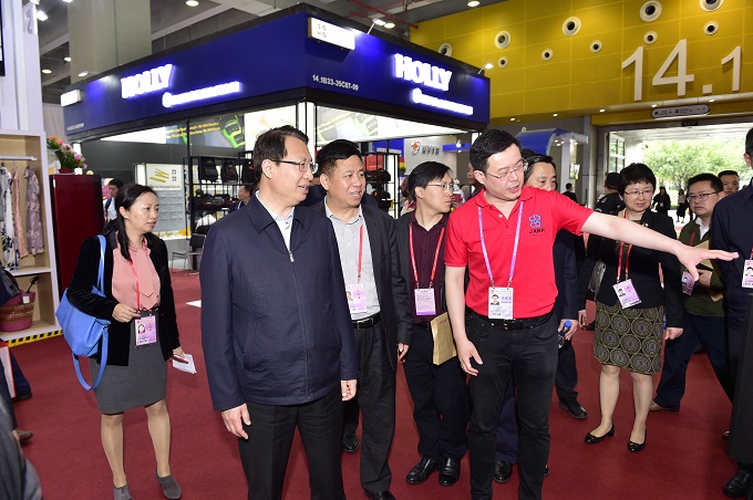 郭元強(qiáng)副省長視察匯鴻集團(tuán)廣交會(huì)展位