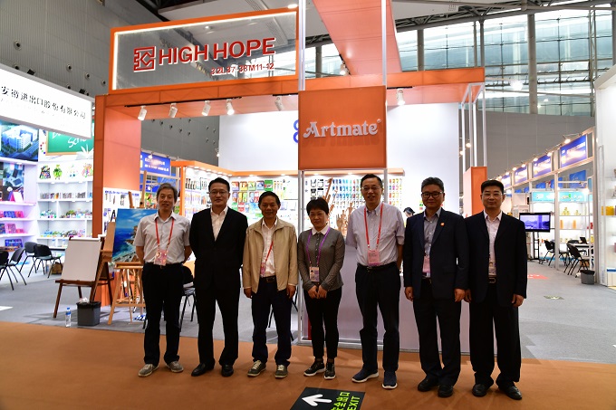 省政協(xié)經(jīng)濟(jì)委員會(huì)副主任笪家祥視察匯鴻集團(tuán)廣交會(huì)展位