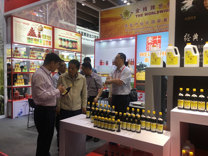 省政協(xié)經(jīng)濟(jì)委員會(huì)副主任笪家祥視察匯鴻集團(tuán)廣交會(huì)展位