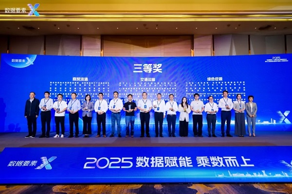 1761269215287237.jpg 中天獲獎1.jpg